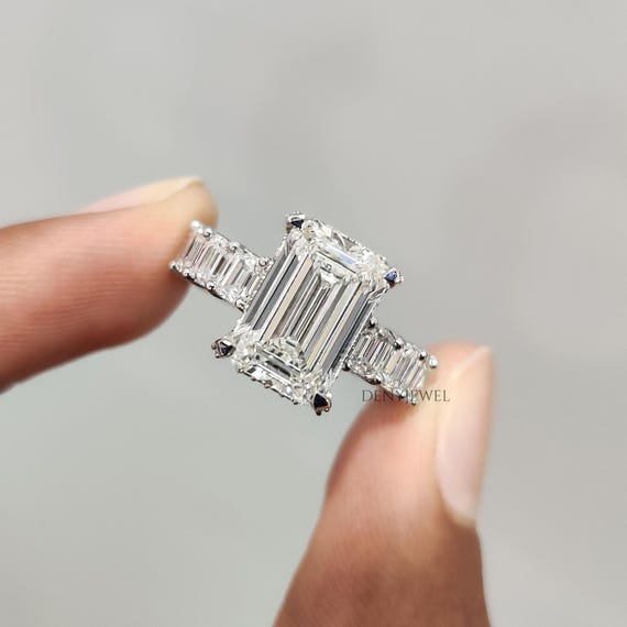エメラルドカットのラボグロウンダイヤモンドの婚約指輪、3.5カラット