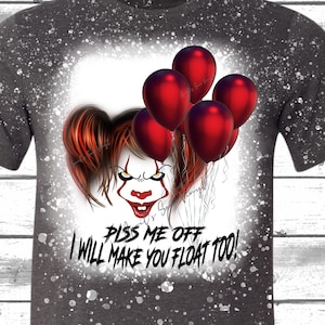 Könnte beinhalten: Dunkelgraues T-Shirt mit einem weißen, verwitterten Design, das einen Clown mit roten Haaren und Luftballons zeigt. Der Text lautet: "Piss me off I will make you float too!" Nur digitaler Download.