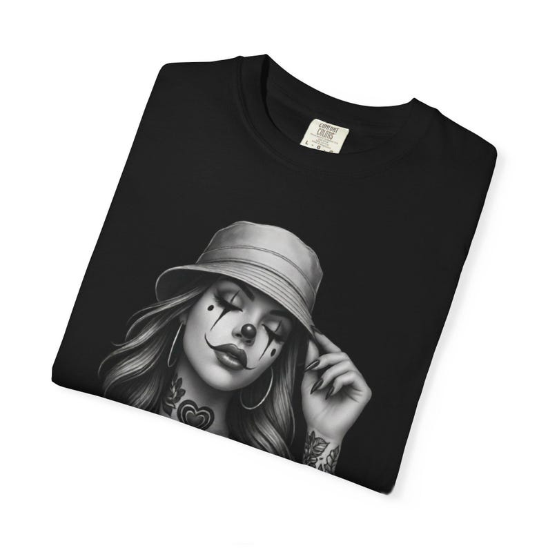 Payasa Graphic Tee, Lowrider Clothing, Chicana Tattoo Art Streetwear, Chicano Culture Shirt, Urban Vintage Style Tee, Barrio Fashion Bild 4