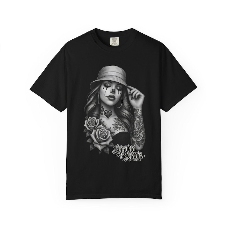 Payasa Graphic Tee, Lowrider Clothing, Chicana Tattoo Art Streetwear, Chicano Culture Shirt, Urban Vintage Style Tee, Barrio Fashion Bild 3