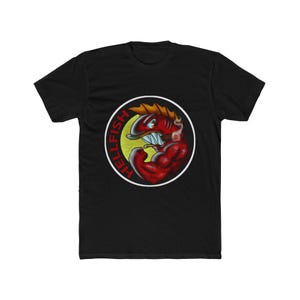 Peut inclure: T-shirt noir avec une illustration de dessin animé d'un poisson rouge musclé. Le poisson fait un signe de biceps et a une expression menaçante. Le texte "HELLFISH" est dans un design circulaire jaune et blanc.