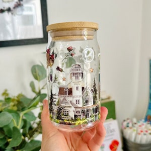 Vaso de café helado de magia práctica y bruja