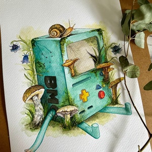 Puede incluir: Una pintura de acuarela de una Game Boy verde y azul con un caracol en la parte superior, rodeada de setas y flores. La Game Boy tiene una pantalla con una ventana rota y el texto "BMC" en el lateral.