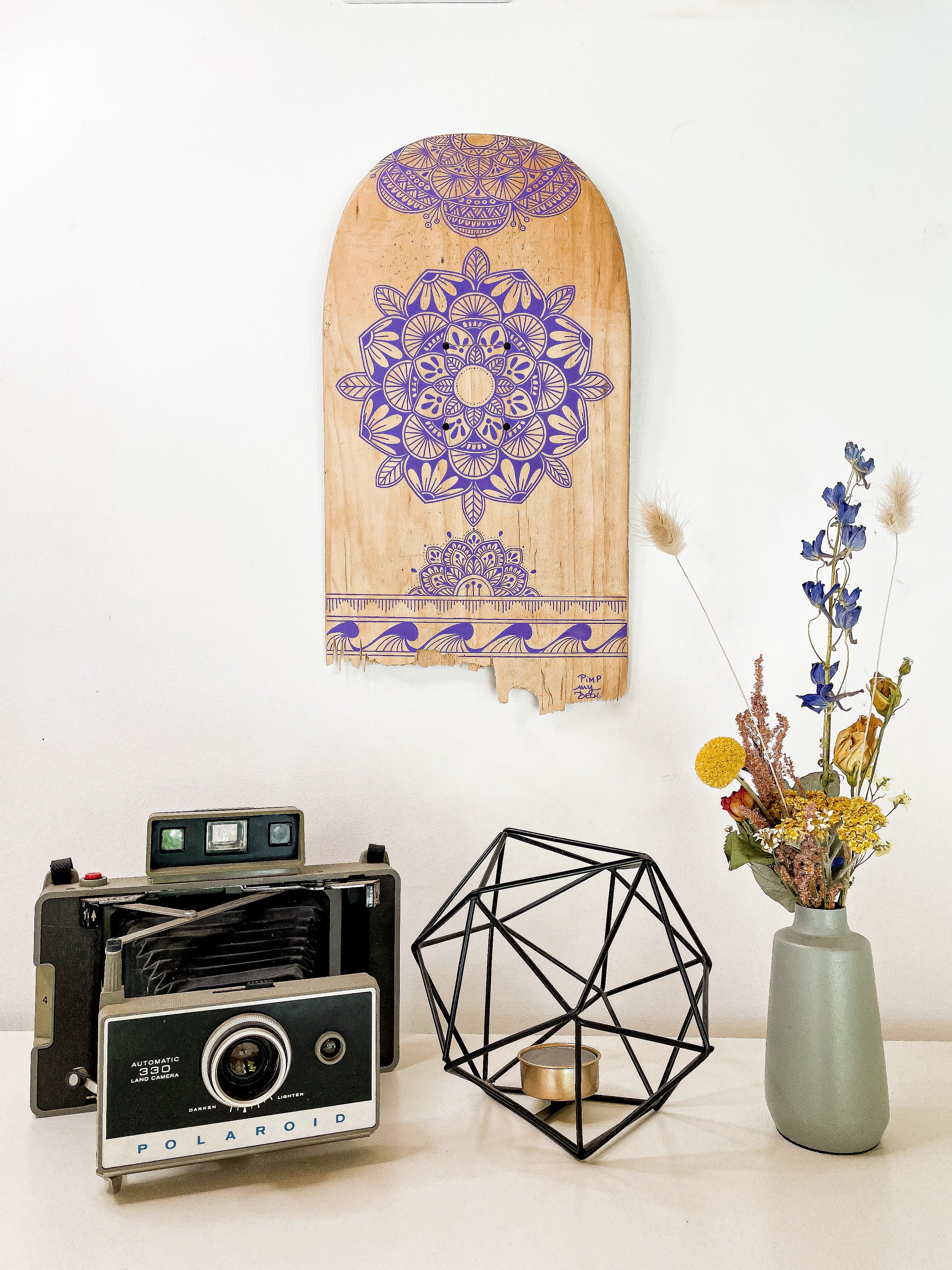 Planche de Skateboard Customisée avec Des Mandalas Violets. Skateboard Recyclé.