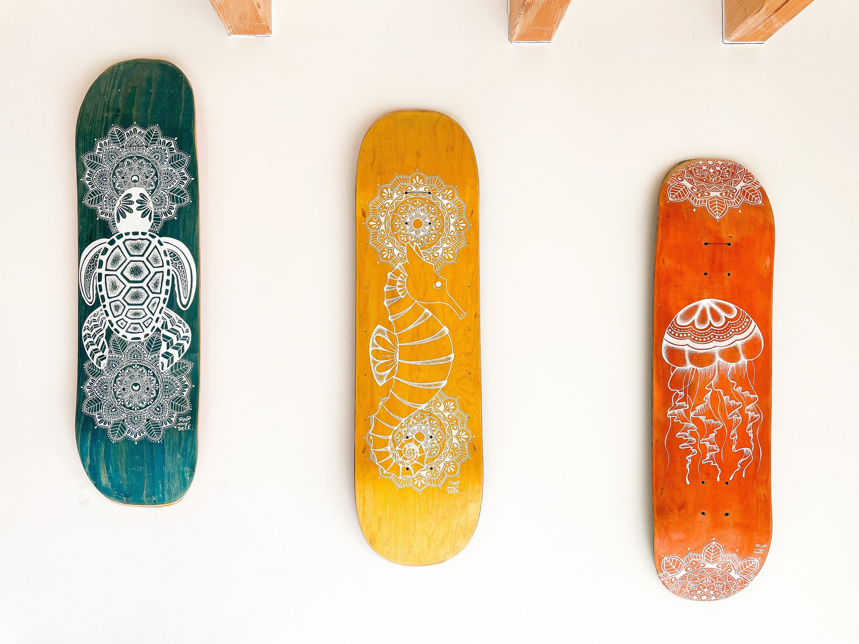 Skateboards Recyclés et Customisées avec Des Mandalas Un Animal de L'océan Tortue, Méduse Hippocampe
