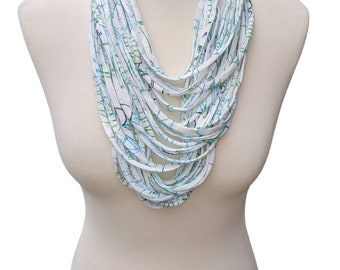 Écharpe Infinity bleue, verte et blanche, collier textile multibrin, matériau de t-shirt recyclé.