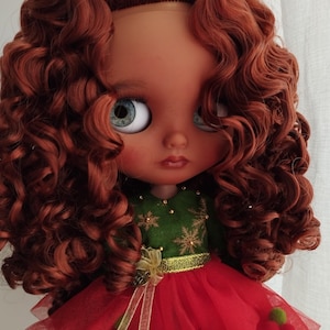 Magische OOAK Blythe-pop - rood krullend haar - handgemaakte op feeën geïnspireerde kunstpop - grillige verzameldroom - Blythe custom by artist