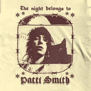 Camiseta vintage de rock alternativo de Patti Smith: diseño de gato con alambre de púas, arte feminista.
