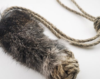 Giocattolo da tiro in vera pelliccia di coniglio per cani, ispirato all'istinto – Corda di lino naturale (fatto a mano)