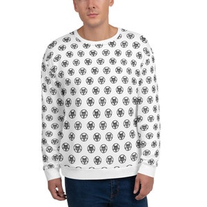 Puede incluir: Sudadera blanca con un patrón de pentagrama blanco y negro.