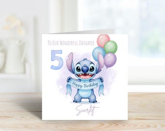 以下が含まれることがあります： 「Happy Birthday」と書かれたバナーを持つ青い漫画のキャラクターが描かれた誕生日カード。カードには数字の5、テキスト「To Our Wonderful Daughter」、名前が含まれています。パステルカラーの風船も描かれています。