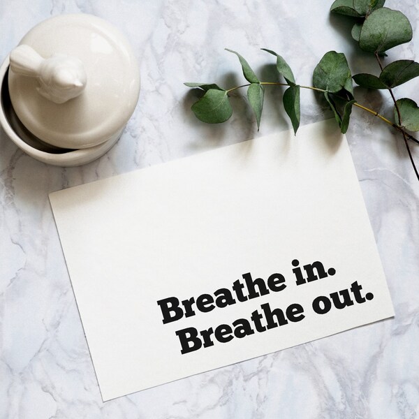 Typographie Postkarte Breathe in Breathe out Digital Print DIN A6 Geschenk Grußkarte Minimalist Art Print Design Dekoration