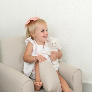 Personalisierter Kleinkind-Schaukelstuhl, Kinderstuhl mit Ottomane und Kissen - Bären- und Baumdruck Bild 6