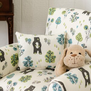 Personalisierter Kleinkind-Schaukelstuhl, Kinderstuhl mit Ottomane und Kissen - Bären- und Baumdruck Bild 8