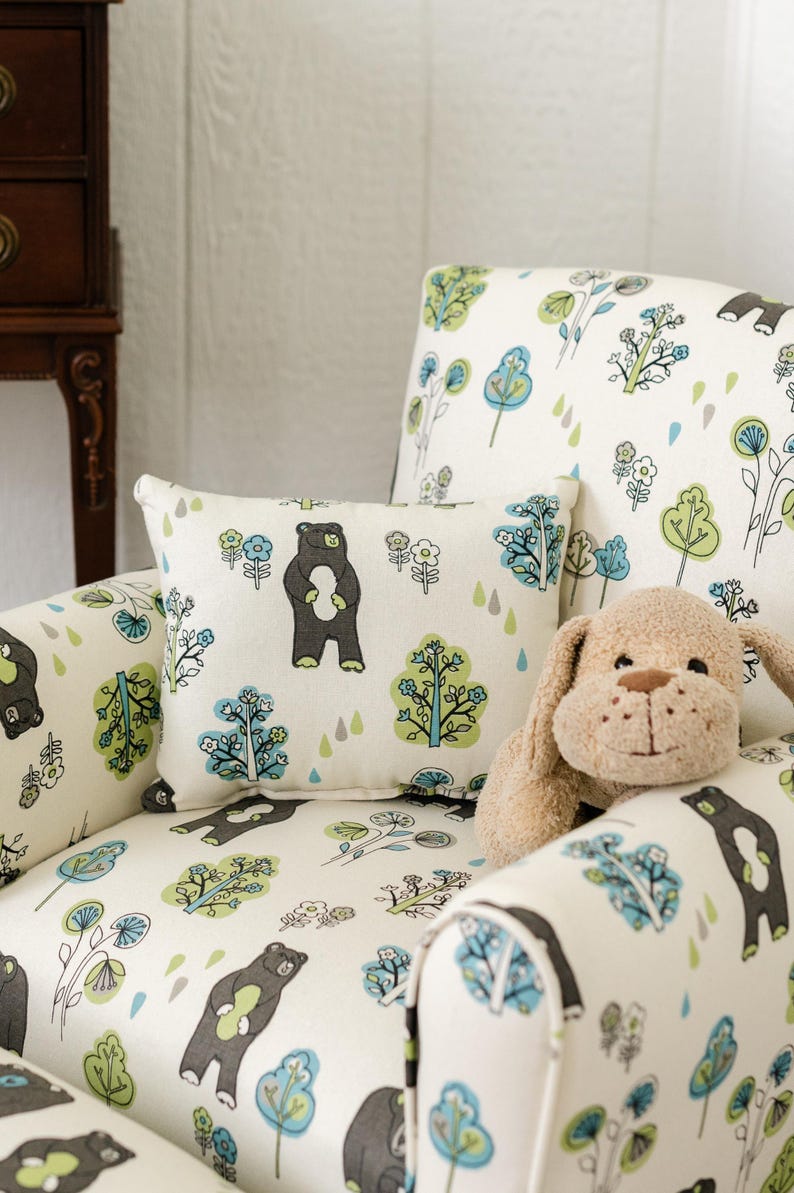 Personalisierter Kleinkind-Schaukelstuhl, Kinderstuhl mit Ottomane und Kissen - Bären- und Baumdruck Bild 8