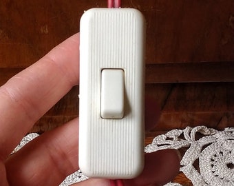 Interruptor de cable de plástico blanco vintage con esquinas redondeadas, interruptor de lámpara retro.