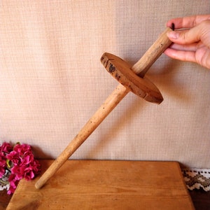 Broche en bois antique : décor primitif rustique