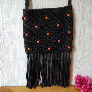 Vintage Fransen Makramee Crossbody kleine Tasche mit langem Riemen, Boho Häkeltasche, Crossbody Handtasche, Gehäkelte Umhängetasche.