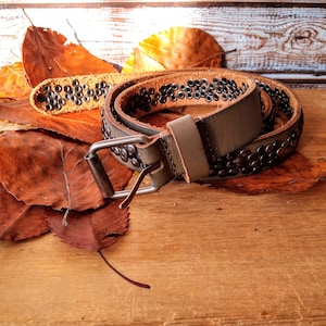 Vintage 31”- 35&quot; Cowboysbelt gray studded belt, Silver metal buckle, Real leather belt, Studded belt, Vintage belt.
