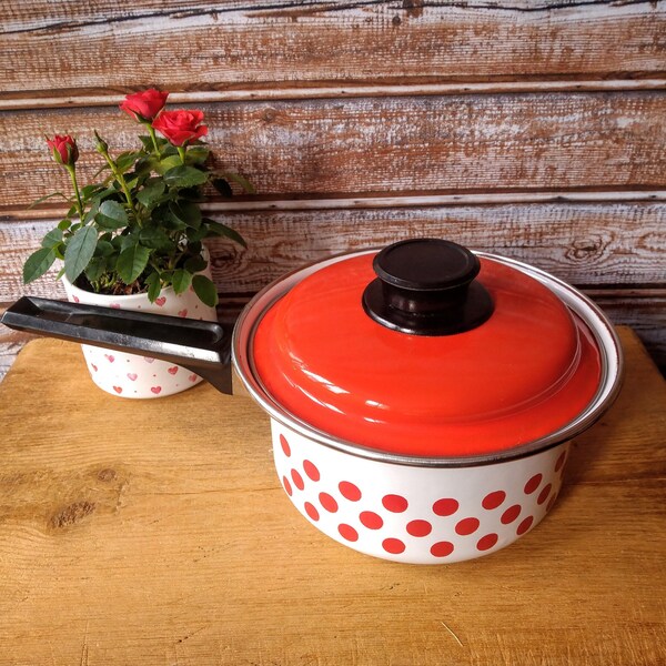 Vintage enamel polka dot saucepan with long handle and lid, Vintage enamelware, Small pot, Enamel cookware, Vintage kitchen.