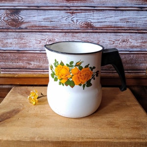 Vintage enamelware pitcher, enamel water jug, Vintage enamel pot, Small metal pot, Enamelware, Farmhouse Decor.