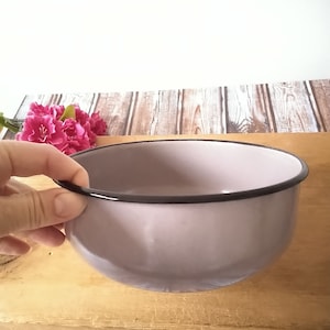 Vintage beige enameled kitchen bowl, Enamel bowl vintage, Metal bowl, Camping gear, Rustic kitchen decor, Cottagecore decor.