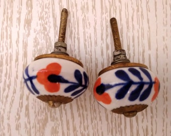 Vintage porseleinen kastknoppen: messing ladegrepen met bloemen