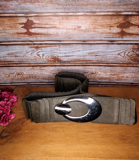 Metal top stretch belt