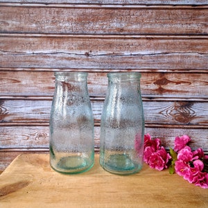 bouteilles de lait en verre vintage, bocaux en verre, bouteilles de lait, récipient en verre.