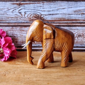 Vintage houten handgesneden olifant met slagtanden, klein olifantsbeeldje, gelukscadeau.