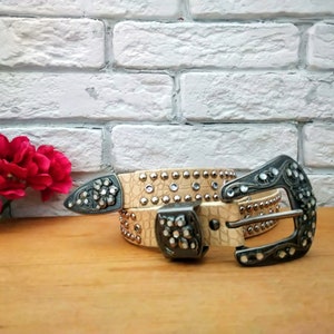 Cinturón vintage con tachuelas color crema, hebilla y presilla de metal con diamantes de imitación plateados, se adapta a tallas de 31 a 35 pulgadas, cinturón brillante, cinturón de vaquera, cinturón occidental, cinturón con tachuelas.