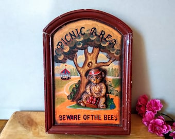 Caja de llaves de madera vintage: Decoración de pared "Área de picnic" con oso