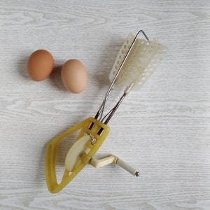 Vintage hand mixer, Rotary eggbeater, Old mixer, Egg Scrambler, Retro Kitchen, Cooking supply, Manual egg beater, Manual hand mixer.