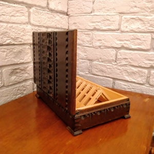 Scatola per sigarette vintage in legno intagliato, coperchio con cerniera, dispenser per sigarette.