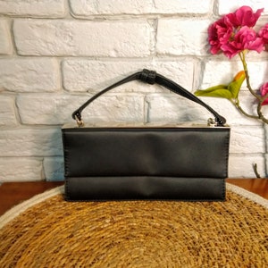 Mini sac vintage Liz Claiborne en satin noir à poignée supérieure, très petit sac à main à fermeture à rabat, mini sac à main, pochette à poignée supérieure.