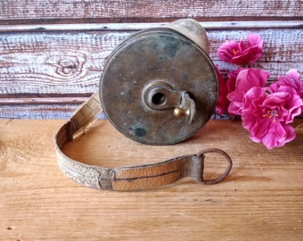 Antyczna ręczna taśma miernicza z korbką: kolekcjonerska metalowa linijka w stylu vintage