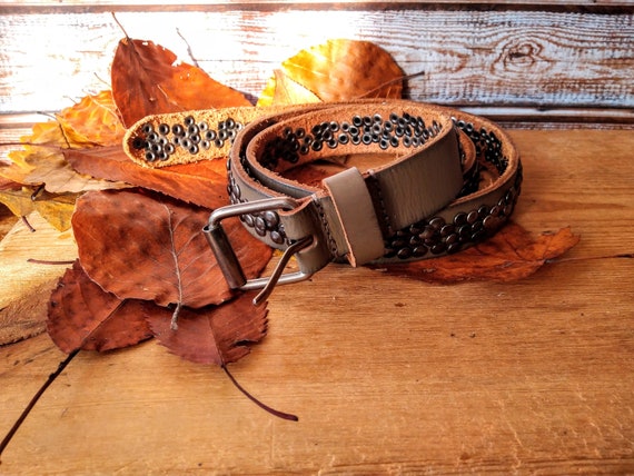 Vintage USA Gray Genuine Leather Western Studded Silver Buckle Belt Size Medium Vintage Cowboysbelt Gray Leather Studded Belt: Silver Buckle  main image 3