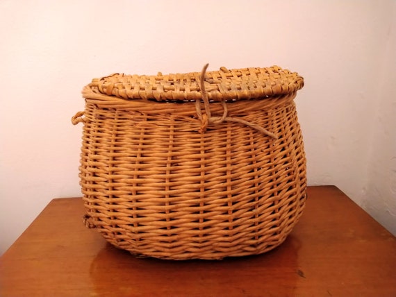 Vintage Wicker Fishing Creel Basket Lid & Strap Wood Fish Cabin Cottage  Decor 9