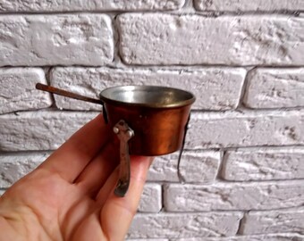 Vintage copper footed miniature pot with handle, Kitchen miniature, Small copper cauldron, Miniature copper, Tiny kitchen, Miniature decor.