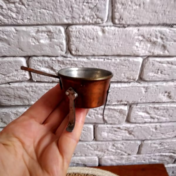 Vintage copper footed miniature pot with handle, Kitchen miniature, Small copper cauldron, Miniature copper, Tiny kitchen, Miniature decor.