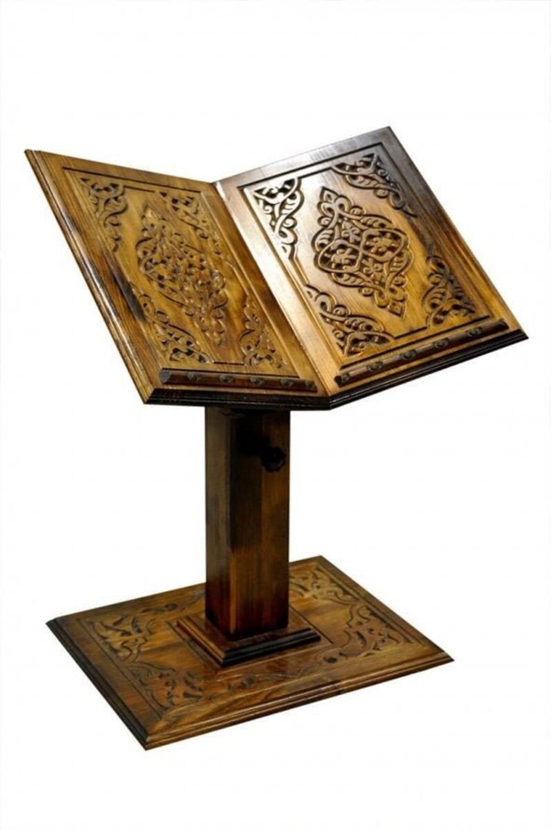 Наклонный высокий столик для церковных. Церковная подставка. Церковные декорации. Подставка для церковных книг 6. Подставка под крест запрестольный.