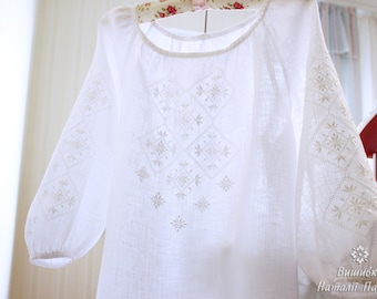 Chemisier ukrainien vyshyvanka avec de délicates broderies blanc sur blanc et merezhka (dessin dessiné). Top style paysan en lin blanc