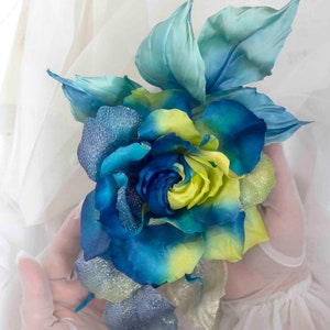 Boutonniere de flores de seda hecho a mano, rosa de seda azul y amarilla, flor de sombrerería
