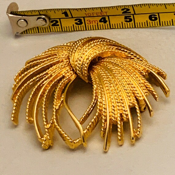 Vintage Monet Signed Goldtone Swirl Pin Brooch La… - image 4