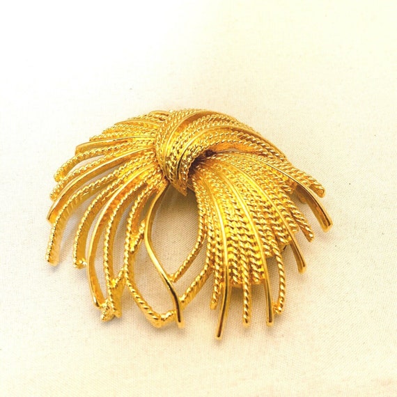 Vintage Monet Signed Goldtone Swirl Pin Brooch La… - image 2