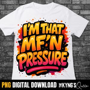 Könnte beinhalten: Weißes T-Shirt mit einem grafischen Design, das "I'm that MF'N Pressure" in einer bunten, Graffiti-Schriftart zeigt.
