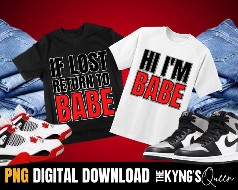 K&ouml;nnte beinhalten: Zwei T-Shirts mit passendem Design. Ein schwarzes T-Shirt sagt "If Lost Return to Babe" in wei&szlig;er und roter Schrift. Das andere wei&szlig;e T-Shirt sagt "Hi I'm Babe" in schwarzer und roter Schrift. Die T-Shirts werden auf einem Hintergrund aus blauem Denim gezeigt.
