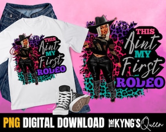 Puede incluir: Una camiseta blanca con un diseño gráfico de una mujer con un sombrero de vaquero y sosteniendo un látigo. El texto en la camiseta dice "This Ain't My First Rodeo".