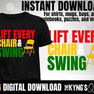 Può includere: Una maglietta nera con il testo "Lift Every Chair & Swing" in rosso, giallo e verde. Il testo è centrato sulla maglietta ed è circondato da una sedia pieghevole gialla.