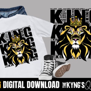 Op de afbeelding: Een wit T-shirt met een zwarte en gouden leeuwenafbeelding. De leeuw draagt een gouden kroon en het woord "KING" wordt in zwarte letters rond de leeuw herhaald. De tekst "KYNG'S Queen" staat in zwarte en gouden letters onderaan de afbeelding.